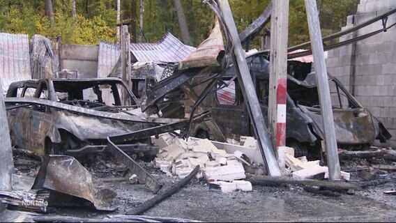 Ausgebrannte Autos in der Feuerwehrtechnischen Zentrale Warin. © Screenshot 