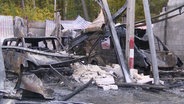 Ausgebrannte Autos in der Feuerwehrtechnischen Zentrale Warin. © Screenshot 