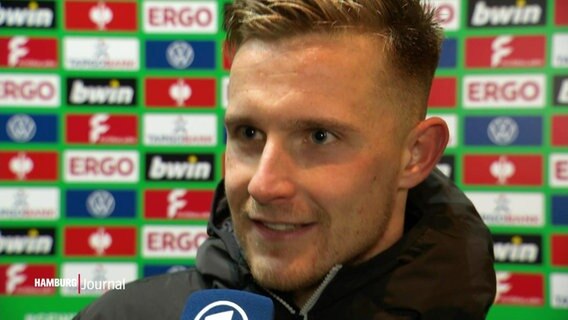 Johannes Eggestein, Spieler vom FC St. Pauli, nach dem DFB-Spiel gegen Schalke 04 am 31.10.2023 im Interview. © Screenshot 