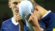 Ein Spieler von Holstein Kiel zieht sich sein T-shirt über den Kopf. © Screenshot 