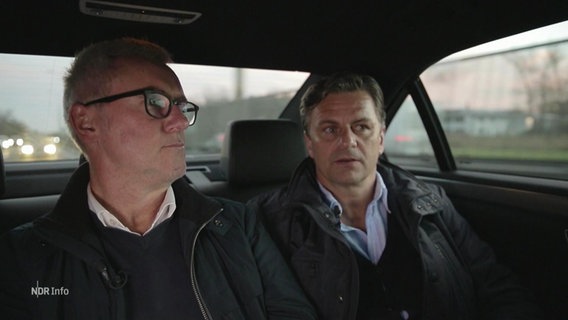 .Dirk Schlegel und Falko Götz auf der Rückbank eines Autos. © Screenshot 