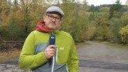 Reporter Jan Fragel im Harz an der Unfallstelle. © Screenshot 