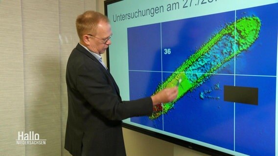 Kai Twest vom Bundesamt für Seeschiffahrt und Hydrographie mit einem Wärmebild des gesunkenen Frachters. © Screenshot 