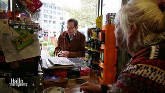 Ilze Rodewald im Gespräch mit einem Kunden in ihrem Kiosk am Kröpcke. © Screenshot 