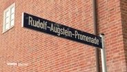 Das Straßenschild der neuen Rudolf-Augstein-Promenade in Hamburg. © Screenshot 