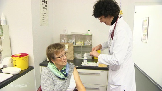 Patientin Annegret Täubrich wird gegen Grippe geimpft. © Screenshot 
