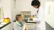 Patientin Annegret Täubrich wird gegen Grippe geimpft. © Screenshot 