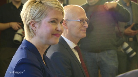 Manuela Schwesig und Peter Tschentscher auf der Feier des 25-jährigen Regierungsjubiläums. © Screenshot 