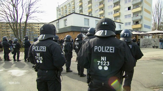 Polizeibeamte in Ausrüstung und mit Helm. © Screenshot 