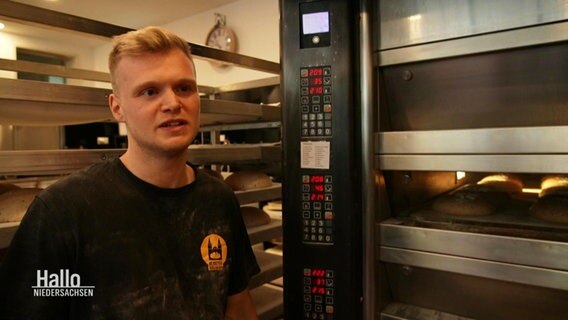Bäckermeister Lukas Kröhl neben einem Backofen. © Screenshot 