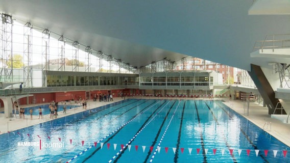 Blick in den riesigen Innenbereich mit langem Strecken-Schwimmbecken in der sanierten Alsterschwimmhalle. © Screenshot 