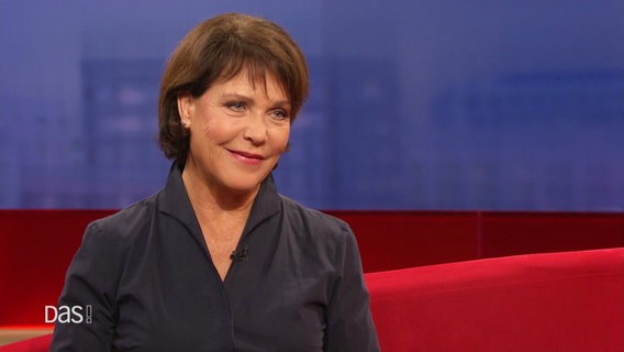 Schauspielerin Janina Hartwig zu Gast auf dem Roten Sofa. © Screenshot 