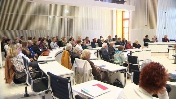Im Schweriner Landtag haben sich viele Menschen zu einer Sitzung versammelt. © Screenshot 