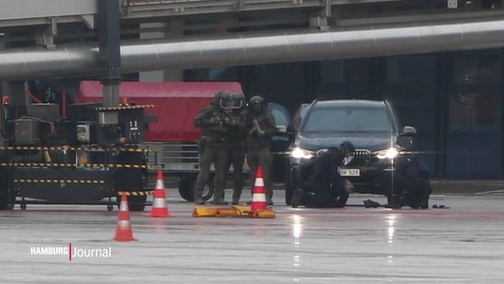 Polizisten nehmen den mutmaßlichen Geiselnehmer am Hamburger Flughafen fest © Screenshot 
