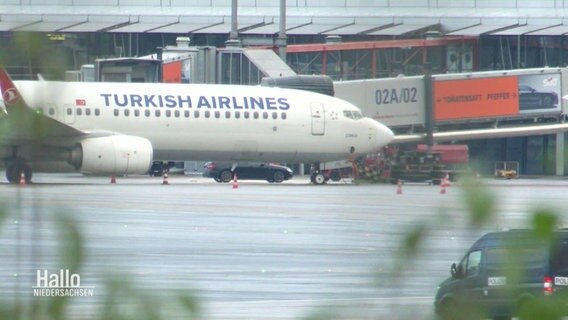 Blick auf das Rollfeld des Hamburger Flughafens: Eine Maschine von "Turkish Airlines" steht vor einem Terminal, da hinter ein schwarzer PKW. © Screenshot 