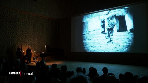 In der Elbphilharmonie Hamburg begleiten Musiker einen Stummfilm. © Screenshot 