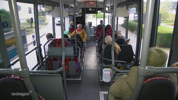 Blick in den Fahrgastraum eines Linienbusses mit Fahrgästen. © Screenshot 