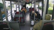 Blick in den Fahrgastraum eines Linienbusses mit Fahrgästen. © Screenshot 