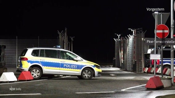 Ein Polizeifahrzeug steht an einer durchbrochenen Schranke. © Screenshot 