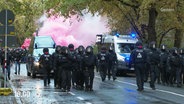 Einsatzkräfte der Polizei begleiten einen Fanaufmarsch. © Screenshot 