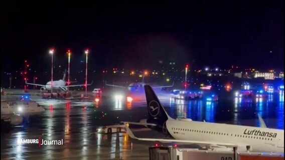 Flugzeuge und Fahrzeuge auf dem Rollfeld eines Flughafens bei Dunkelheit. © Screenshot 