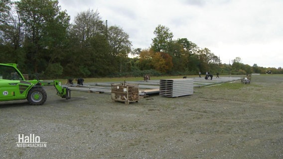 Notunterkünfte für Geflüchtete werden auf dem Volksfestplatz in Hildesheim aufgebaut. © Screenshot 