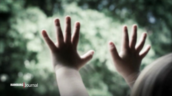 Kinderhände an einer Glasscheibe. © Screenshot 