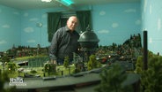 Der Märchenschloss-Miniatur-Bauer Wilhelm Peters (77) © Screenshot 