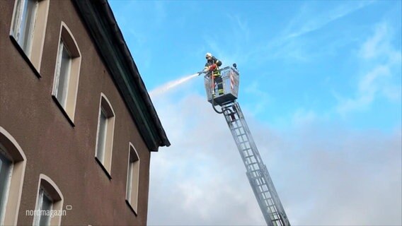 Ein Feuerwehrmann löscht einen Brand. © Screenshot 