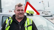 Realer Irrsinn: Kein Taxameter auf Helgoland. Ein Taxiunternehmer auf Helgoland. (aus "extra 3 Spezial: Der reale Irrsinn vom 08.11.2023") © NDR 