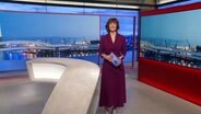 Moderatorin Theresa Pöhls im Studio vom Hamburg Journal 18.00. © Screenshot 