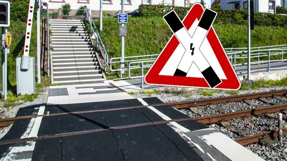 Realer Irrsinn: Treppenwitz der Bahn in Buchen. (aus "extra 3 Spezial: Der reale Irrsinn vom 08.11.2023") © NDR 