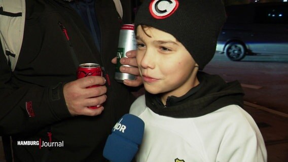 Ein Junge wird vor dem Fußballspiel interviewt © Screenshot 