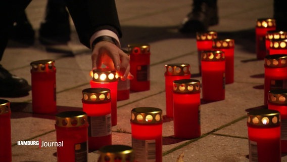 Viele rote Kerzen stehen auf dem Boden © Screenshot 