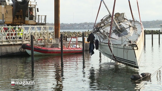 Ein Schiff wird aus dem Wasser gehoben. © Screenshot 