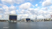 Eine Halle mit der Aufschrift "Neptun Werft". Davor ein Kran. © Screenshot 