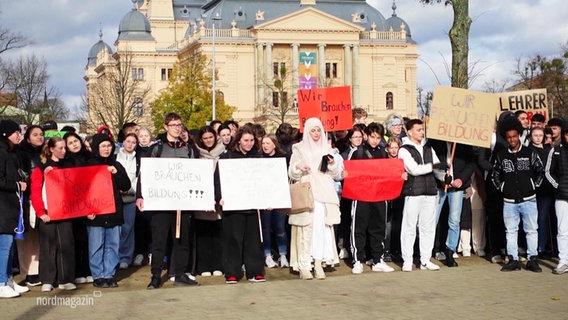 Schüler in Schwerin demonstrieren gegen Lehrermangel. © Screenshot 