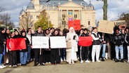 Schüler in Schwerin demonstrieren gegen Lehrermangel. © Screenshot 