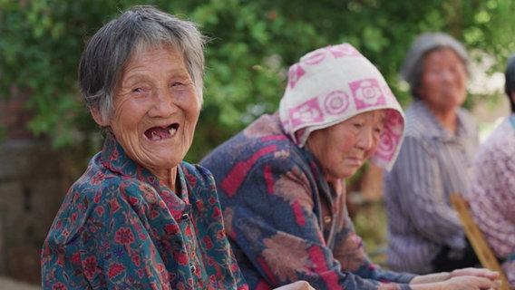 Eine alte Dame lacht in die Kamera. © Screenshot 
