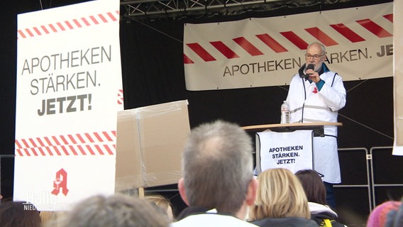 Ein Apotheker steht auf der Bühne beim Apothekenprotest in Hannover. © Screenshot 