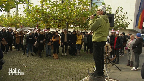 Gotthard Hauschild spricht auf der Aktion #rettedeintheater. © Screenshot 