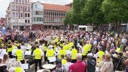 Demonstrierende Musiker*innen vom Lüneburger Theater geben ein Konzert. © Screenshot 