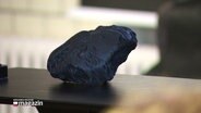 Ein Stück eines auf die Erde gefallenen Meteoriten. © Screenshot 