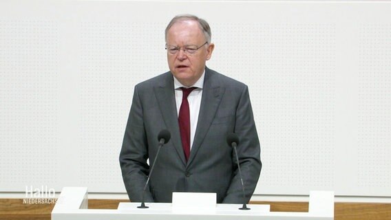 Ministerpräsident Weil steht am Rednerpult im niedersächsischen Landtag. © Screenshot 