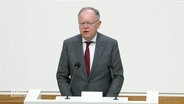 Ministerpräsident Weil steht am Rednerpult im niedersächsischen Landtag. © Screenshot 