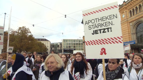 Demonstrierende Apotheker und Apothekerinnen. © Screenshot 