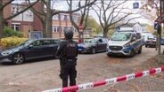 Polizei vor einer Schule. © Screenshot 