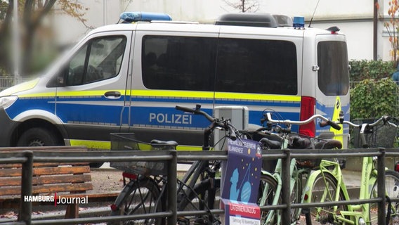 Ein Einsatzfahrzeug der Polizei steht vor einigen geparkten Fahrrädern. © Screenshot 