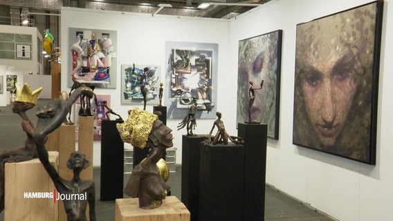 Skulpturen und Gemälde in einer Galerie. © Screenshot 
