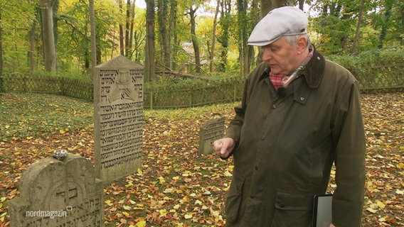 Eine Person auf einem jüdischen Friedhof. © Screenshot 